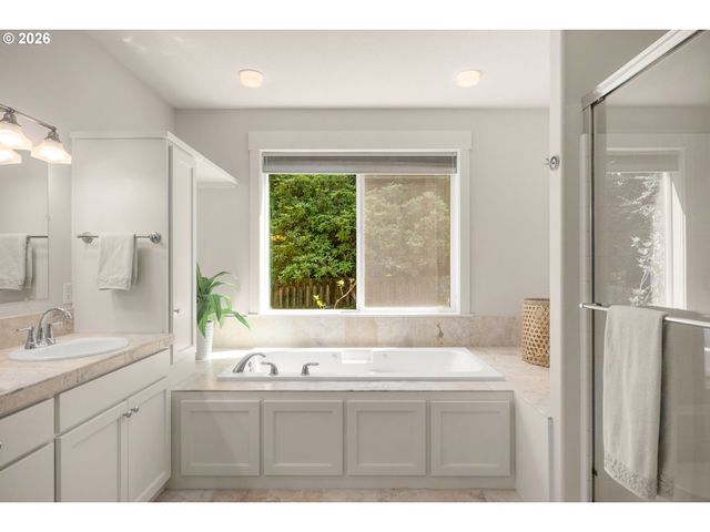 3900 KENTHORPE Way, West Linn, OR 97068