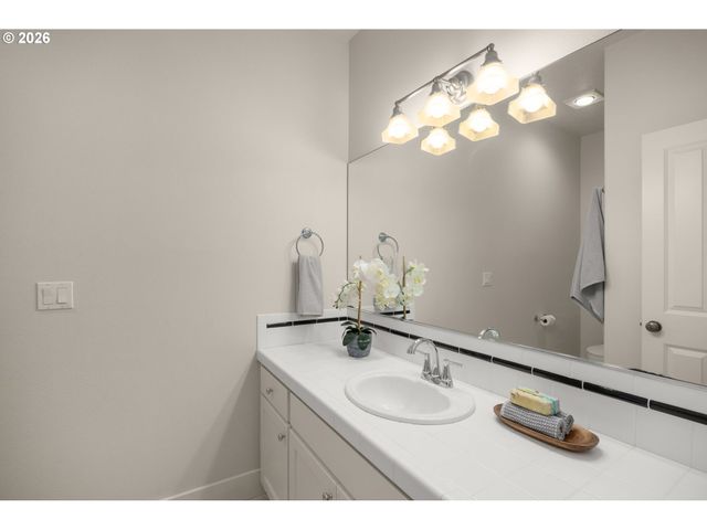 3900 KENTHORPE Way, West Linn, OR 97068
