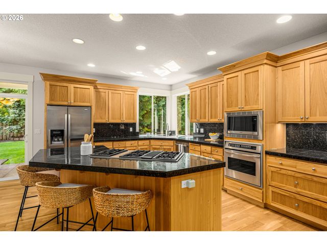 3900 KENTHORPE Way, West Linn, OR 97068