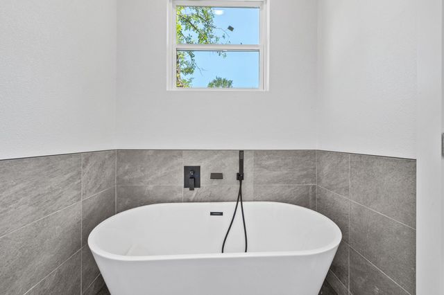 165 Nuuanu LN, Bastrop, TX 78602