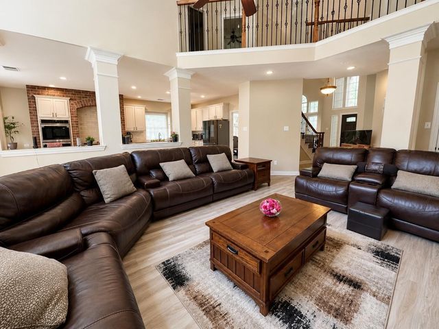 6 Meadow Rose Place, The Woodlands, TX 77382