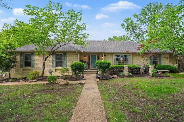 2 W Bridlespur Terrace, Kansas City, MO 64114