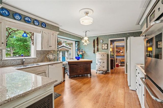 2 W Bridlespur Terrace, Kansas City, MO 64114