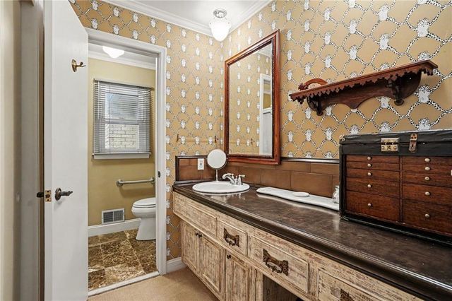 2 W Bridlespur Terrace, Kansas City, MO 64114