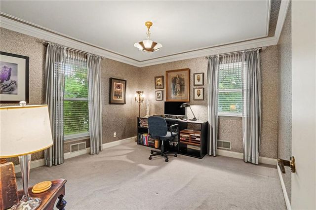 2 W Bridlespur Terrace, Kansas City, MO 64114
