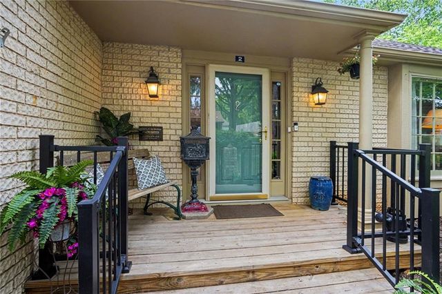 2 W Bridlespur Terrace, Kansas City, MO 64114