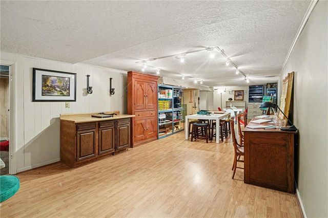 2 W Bridlespur Terrace, Kansas City, MO 64114