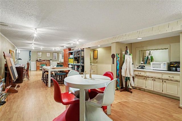 2 W Bridlespur Terrace, Kansas City, MO 64114