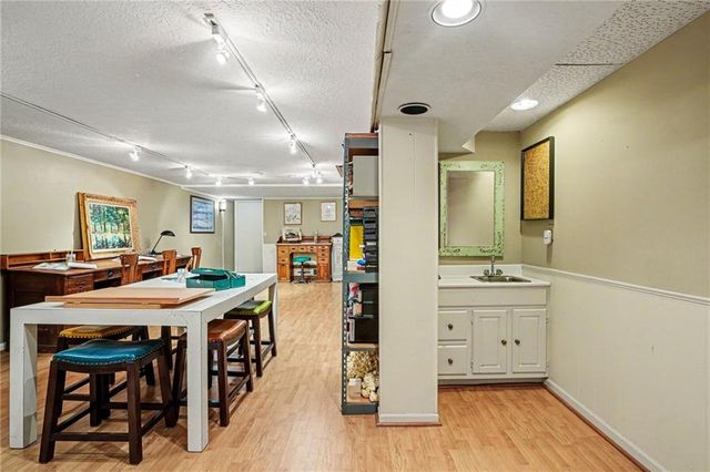 2 W Bridlespur Terrace, Kansas City, MO 64114