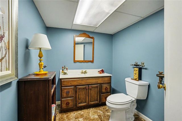 2 W Bridlespur Terrace, Kansas City, MO 64114