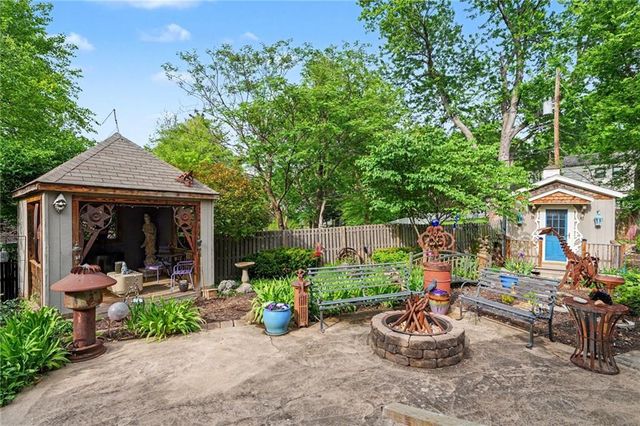 2 W Bridlespur Terrace, Kansas City, MO 64114