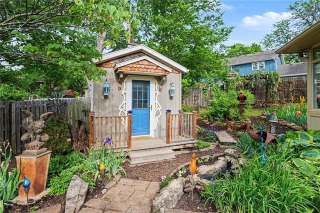2 W Bridlespur Terrace, Kansas City, MO 64114