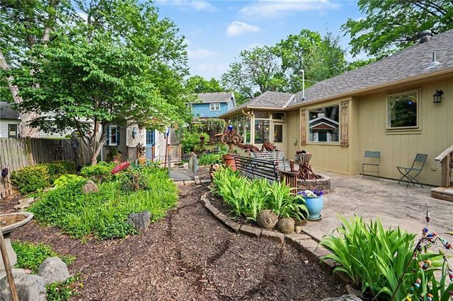 2 W Bridlespur Terrace, Kansas City, MO 64114