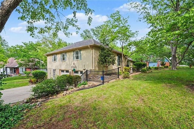 2 W Bridlespur Terrace, Kansas City, MO 64114