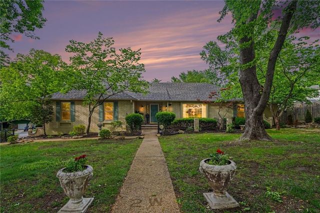 2 W Bridlespur Terrace, Kansas City, MO 64114