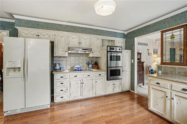 2 W Bridlespur Terrace, Kansas City, MO 64114