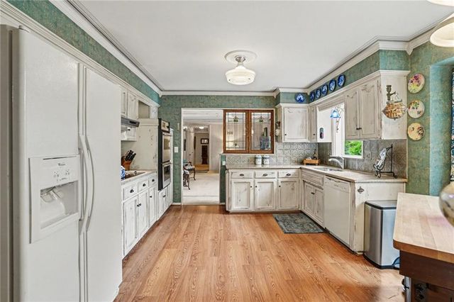 2 W Bridlespur Terrace, Kansas City, MO 64114