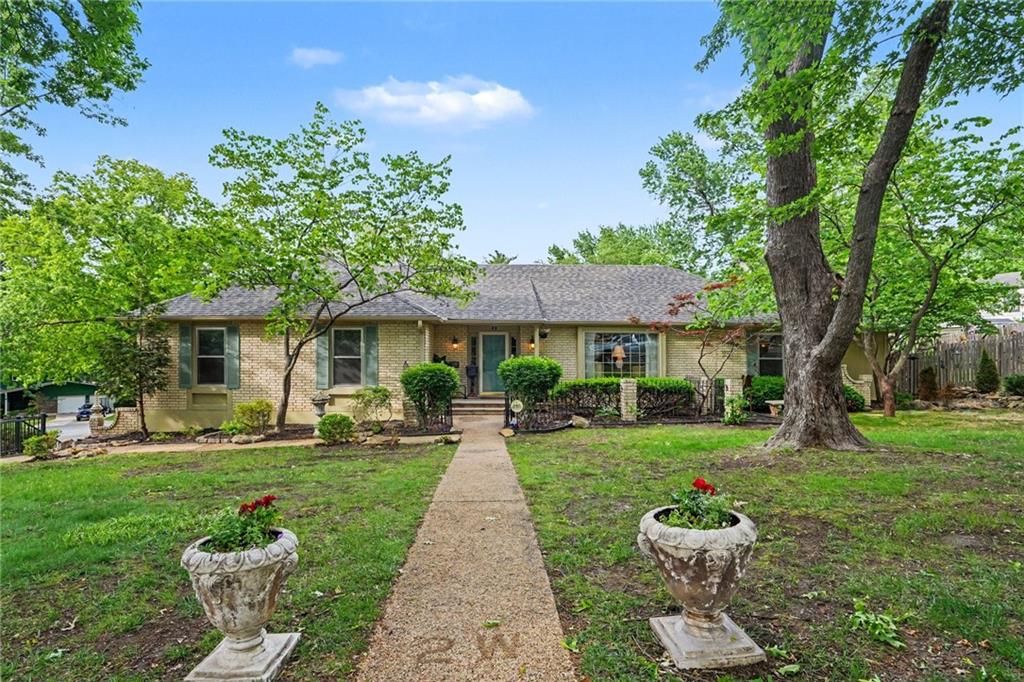 2 W Bridlespur Terrace, Kansas City, MO 64114