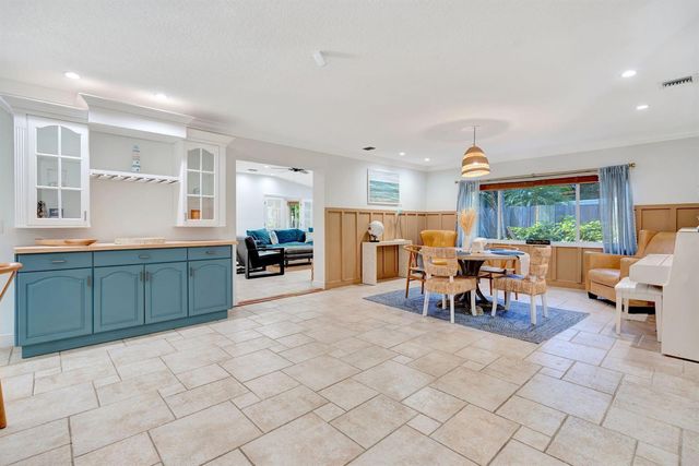 2436 Holly Lane NE, Palm Beach Gardens, FL 33410