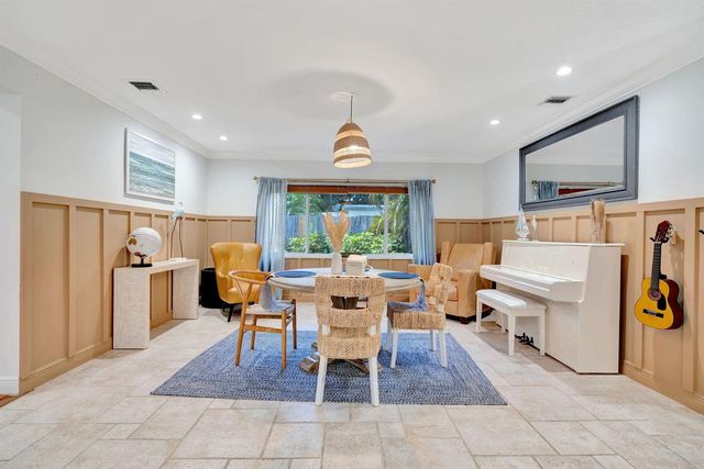 2436 Holly Lane NE, Palm Beach Gardens, FL 33410