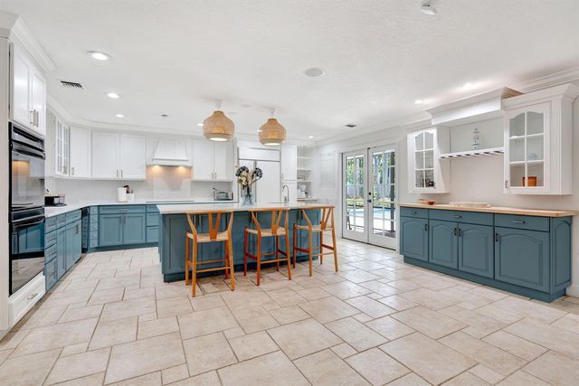 2436 Holly Lane NE, Palm Beach Gardens, FL 33410
