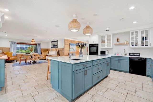 2436 Holly Lane NE, Palm Beach Gardens, FL 33410