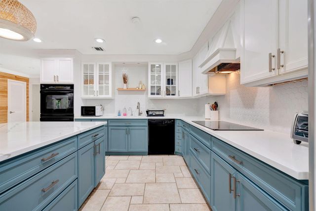 2436 Holly Lane NE, Palm Beach Gardens, FL 33410