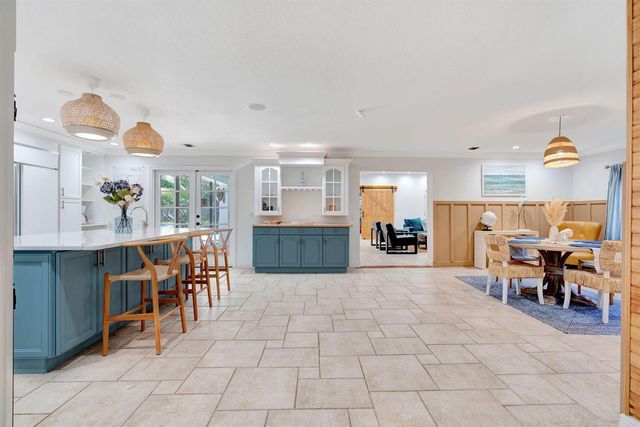 2436 Holly Lane NE, Palm Beach Gardens, FL 33410