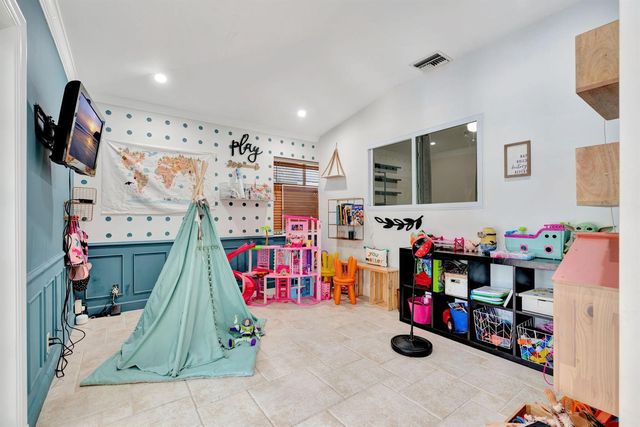 2436 Holly Lane NE, Palm Beach Gardens, FL 33410