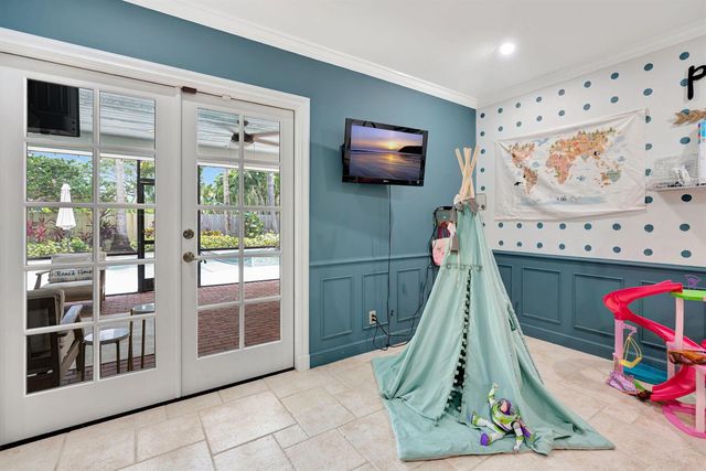 2436 Holly Lane NE, Palm Beach Gardens, FL 33410