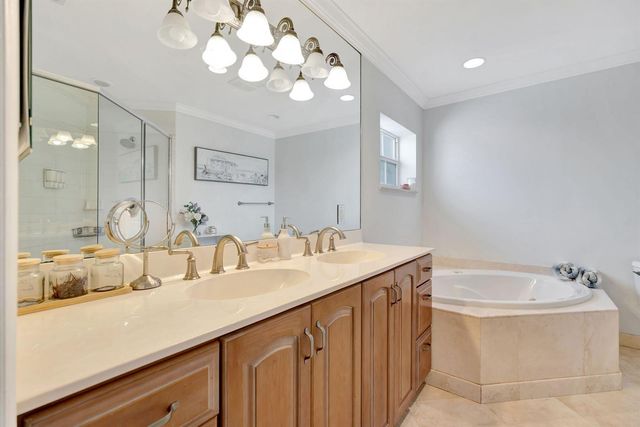 2436 Holly Lane NE, Palm Beach Gardens, FL 33410