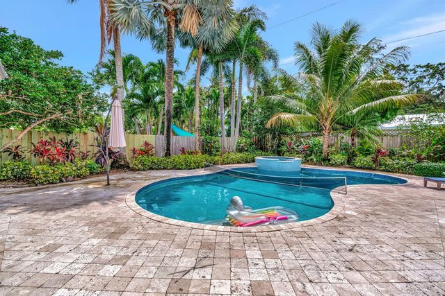 2436 Holly Lane NE, Palm Beach Gardens, FL 33410
