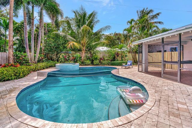 2436 Holly Lane NE, Palm Beach Gardens, FL 33410