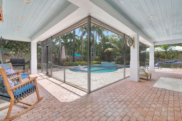 2436 Holly Lane NE, Palm Beach Gardens, FL 33410
