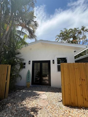 2436 Holly Lane NE, Palm Beach Gardens, FL 33410
