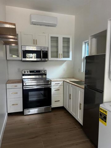 2436 Holly Lane NE, Palm Beach Gardens, FL 33410