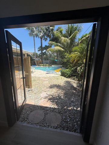 2436 Holly Lane NE, Palm Beach Gardens, FL 33410