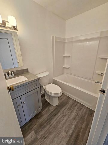 305 GREENLAND DR, Lancaster, PA 17602