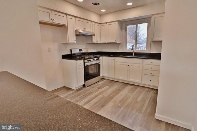 305 GREENLAND DR, Lancaster, PA 17602