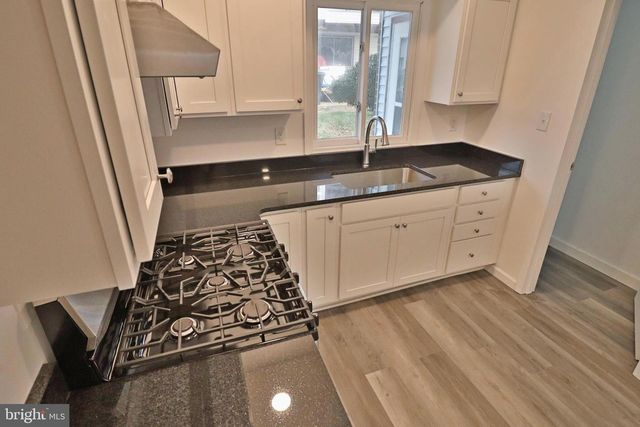 305 GREENLAND DR, Lancaster, PA 17602
