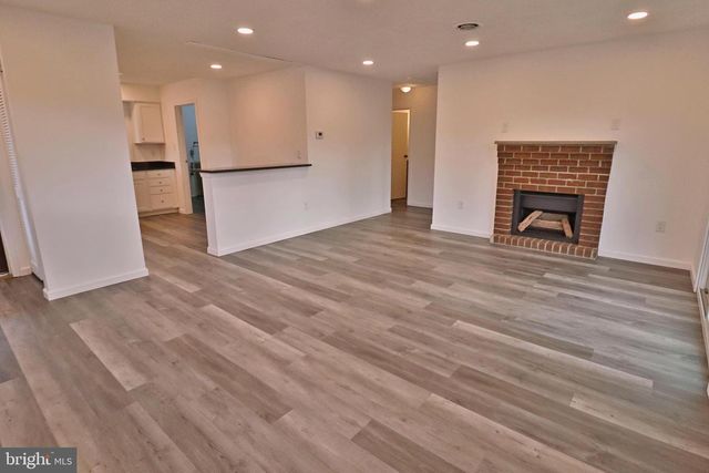 305 GREENLAND DR, Lancaster, PA 17602