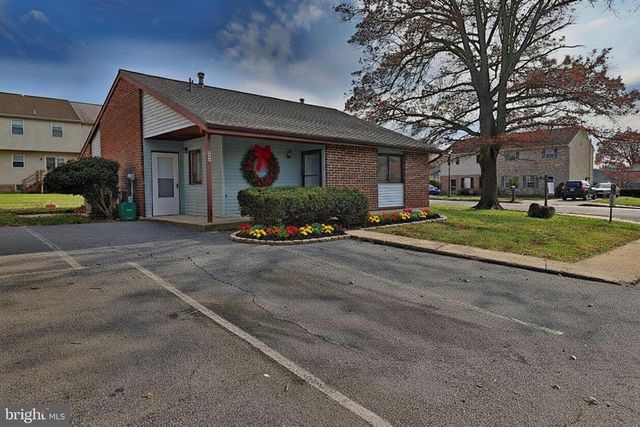 305 GREENLAND DR, Lancaster, PA 17602