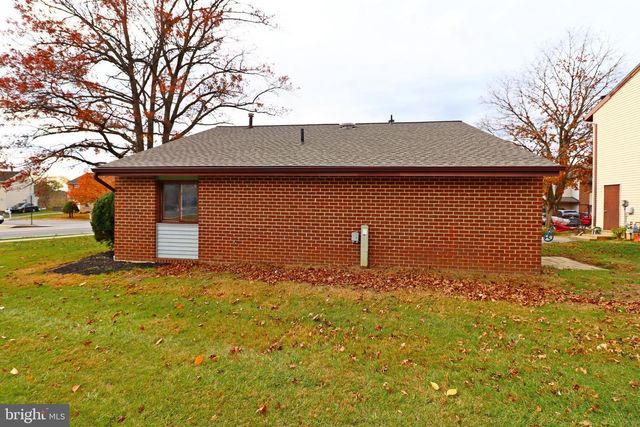 305 GREENLAND DR, Lancaster, PA 17602