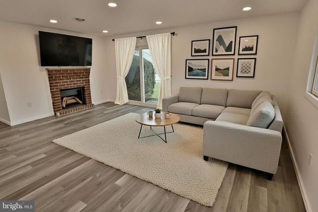 305 GREENLAND DR, Lancaster, PA 17602