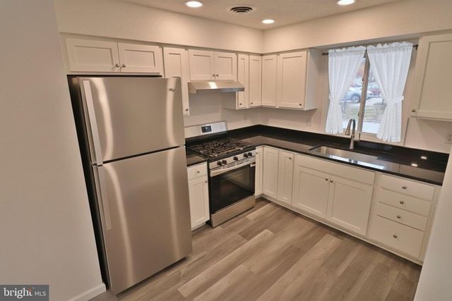 305 GREENLAND DR, Lancaster, PA 17602