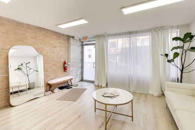 2323 W Taylor Street, Chicago, IL 60612