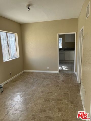 6611 S San Pedro Street, Los Angeles, CA 90003