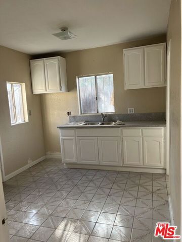 6611 S San Pedro Street, Los Angeles, CA 90003