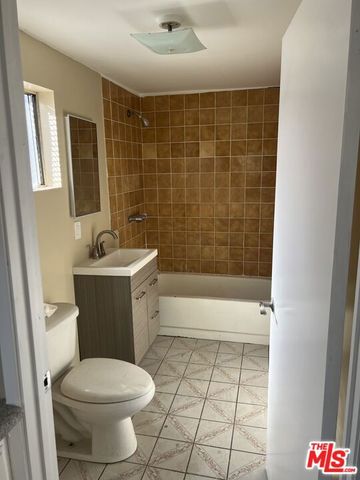 6611 S San Pedro Street, Los Angeles, CA 90003