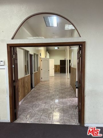 6611 S San Pedro Street, Los Angeles, CA 90003